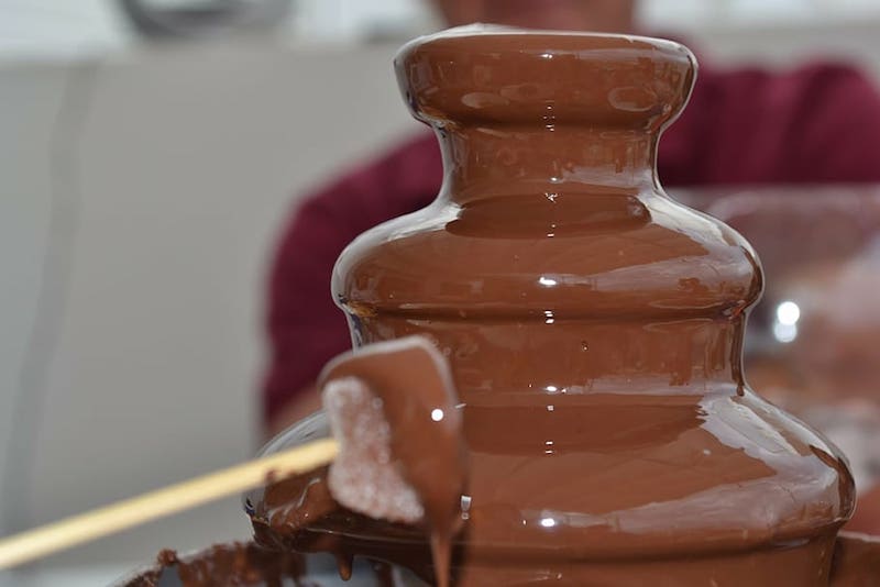 How does a chocolate fountain work?